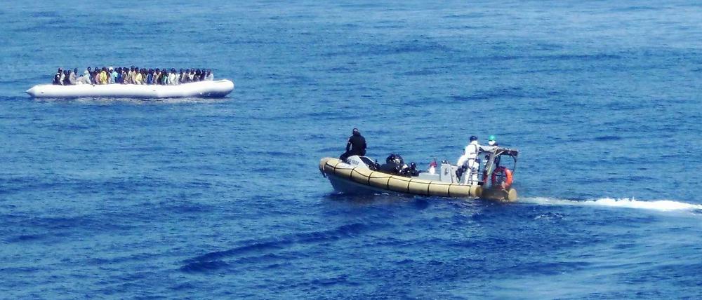 Alltag auf dem Mittelmeer: Das italienische Militär rettet Flüchtlinge auf völlig überfüllten, seeuntüchtigen Booten vor dem Ertrinken. Viel zu oft kommt die Hilfe zu spät. 