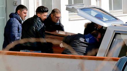 Die Leiche eines Flüchtlings wird am Hafen von Lampedusa abtransportiert.