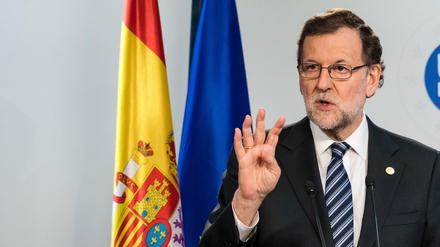 Der spanische Ministerpräsident Rajoy hat das umstrittene Unabhängigkeitsreferendum in Katalonien scharf verurteilt. 