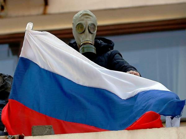Pro-russischer Aktivist in Mariupol mit russischer Flagge. 