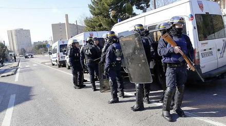 Elite-Polizisten sichern Marseille.