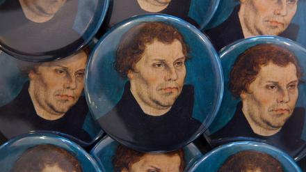 Magneten mit dem Porträt Martin Luthers aus einem Cranach-Gemälde.