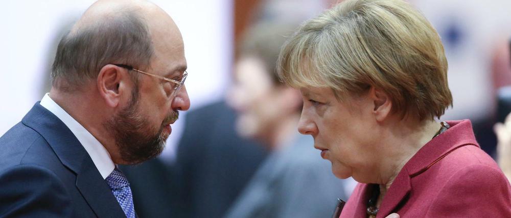 Der damalige EU-Parlamentspräsident Martin Schulz (SPD) und Kanzlerin Angela Merkel unterhalten sich 2014 in Brüssel.