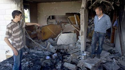 Angehörige nehmen das Haus eines Hamas-Mitgliedes in Hebron nach einem Vergeltungsschlag der israelischen Armee in Augenschein. 