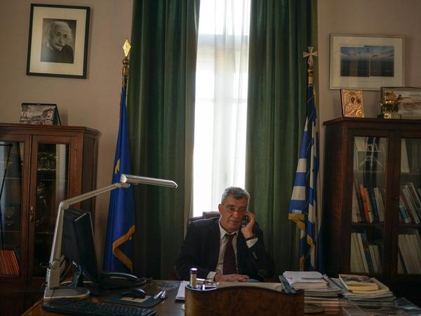 Lesbos’ Bürgermeister Spyros Galinos wirbt um Akzeptanz bei den Einheimischen. Doch die sehen ihre Existenz bedroht.