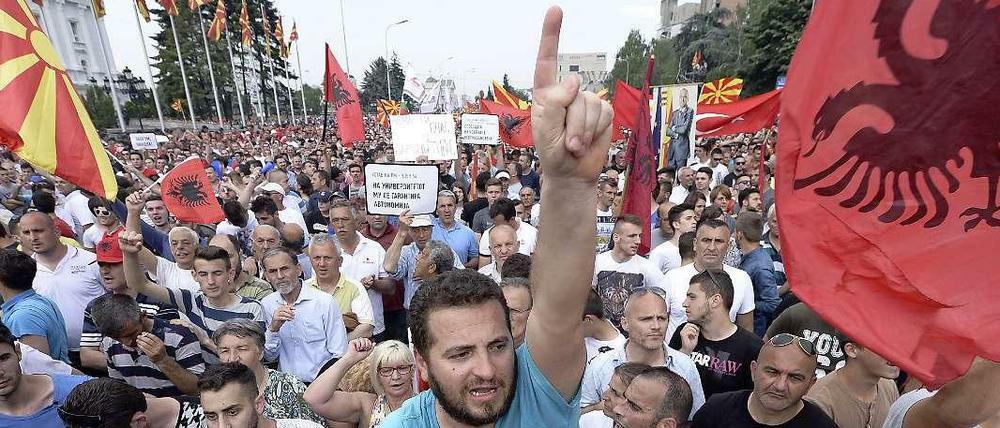 Zehntausende gingen in Skopje auf die Straße um gegen die Regierung von Nikola Gruevski zu demonstrieren.