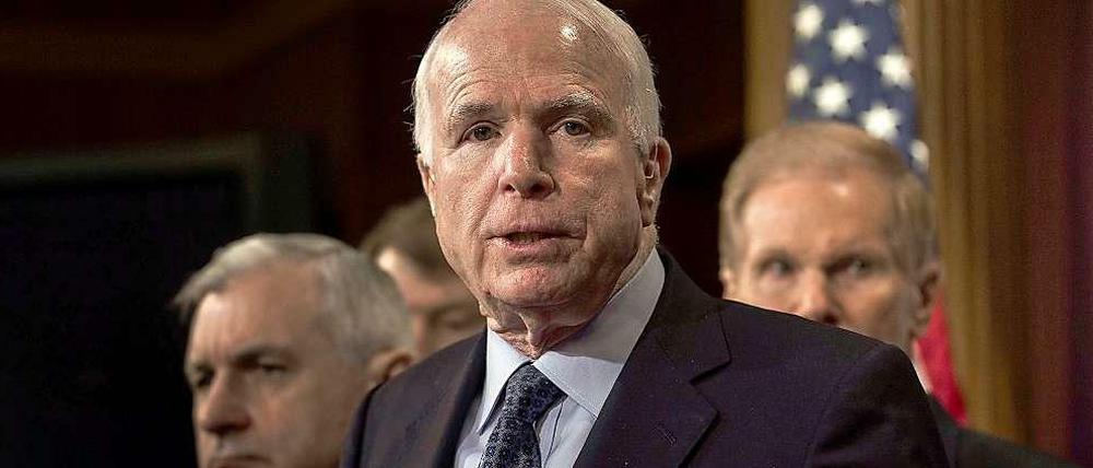 US-Senator John McCain legt sich mit Frank-Walter Steinmeier an.