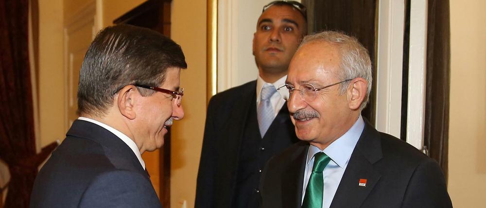 Freundliche Mienen, aber kein Ergebnis: Der türkische Ministerpräsident Ahmet Davutoglu (links) empfängt den Führer der Oppositionspartei CHP, Kemal Kilicdaroglu, zum Koalitionsgespräch. 