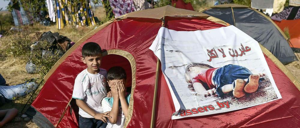 An diesem Zelt einer flüchtenden Familie im türkischen Edirne hängt das Bild des toten Alan, das um die Welt ging.