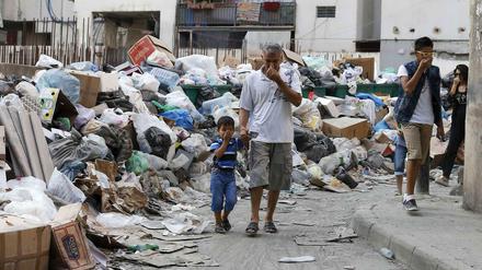 Staatsversagen im Libanon. Weil Verträge mit Entsorgungsunternehmen ohne Ersatz ausliefen, türmt sich in den Straßen von Beirut der Müll.