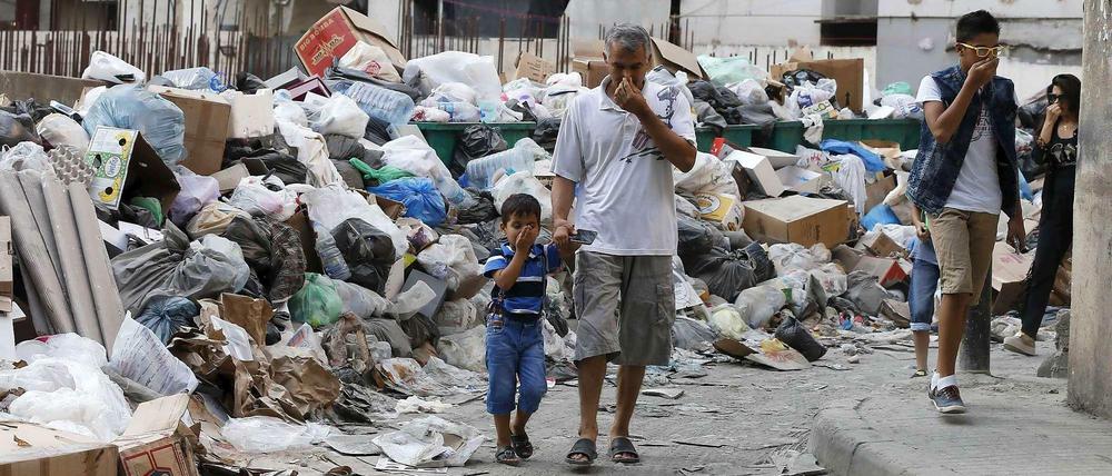 Staatsversagen im Libanon. Weil Verträge mit Entsorgungsunternehmen ohne Ersatz ausliefen, türmt sich in den Straßen von Beirut der Müll.