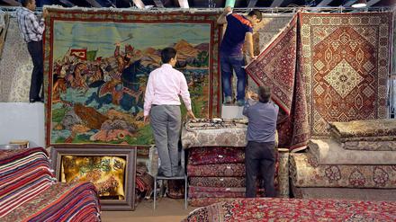 Händler präsentieren bei einer Messe für handgeknüpfte Teppiche in Teheran ihre Ware. Iran erwartet einen starken wirtschaftlichen Aufschwung durch die Lockerung der Sanktionen.