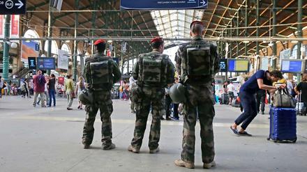 Frankreich drängt auf mehr Überwachung in der Europäischen Union - auch an Bahnhöfen. In Frankreich herrscht zurzeit die höchste Terrorwarnstufe. Hier patrouillieren Soldaten am Gare du Nord in Paris.