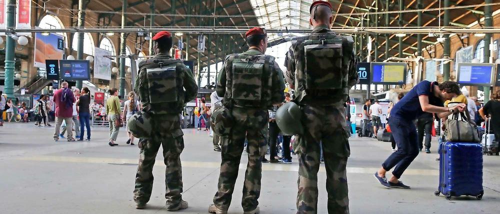 Frankreich drängt auf mehr Überwachung in der Europäischen Union - auch an Bahnhöfen. In Frankreich herrscht zurzeit die höchste Terrorwarnstufe. Hier patrouillieren Soldaten am Gare du Nord in Paris.
