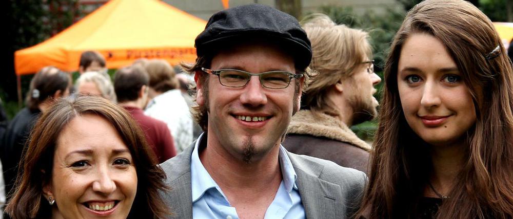 Patrick Schiffer zwischen seinen Parteikolleginnen Melanie Kalkowski (links) und Katharina Nocun.