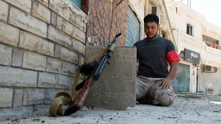 Um Allahs Beistand bitten. Ein Kämpfer der libyschen Truppen betet in den umkämpften Straßen von Sirte.