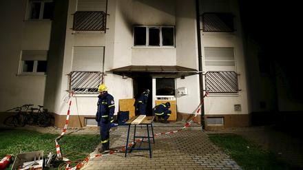 Feuerwehrleute am Eingang des Heppenheimer Flüchtlingsheims, in dem es gebrannt hat.