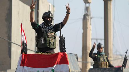 Irakische Elitesoldaten feiern die Rückeroberung Ramadis, die auch durch Luftschläge einer US-geführten Koalition möglich wurde.