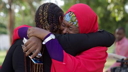 Aktivisten der Initiative #BringBackOurGirls (#BBOG) umarmen sich in Abuja, als sie von dem geretteten Mädchen erfahren. 