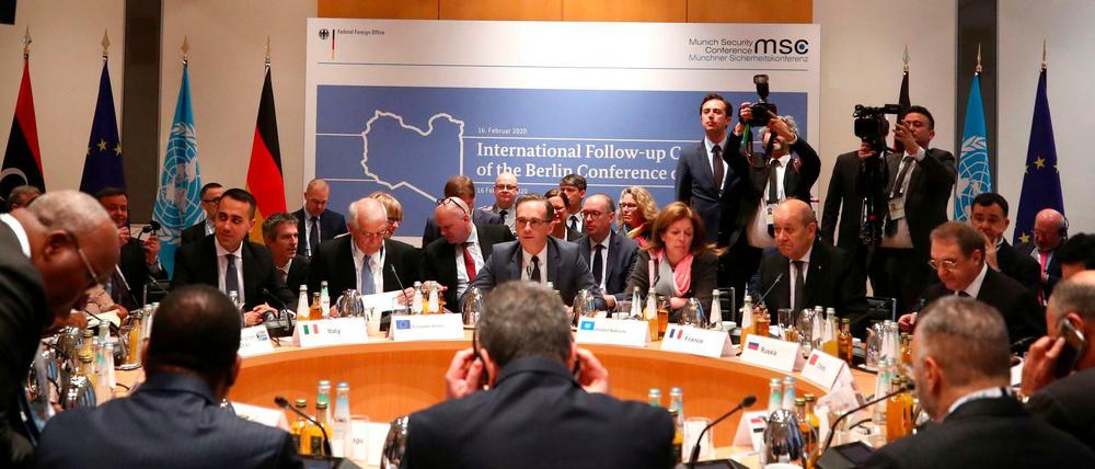 Bundesaußenminister Heiko Maas (Mitte) auf der Libyen-Folgekonferenz mit seinen Amtskollegen. 