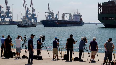 Nach dem Versöhnungsabkommen zwischen Israel und der Türkei war am Sonntag eine erste Hilfslieferung für die Palästinenser im Gazastreifen angekommen. Das Eintreffen des mit Lebensmitteln, Kleidung und Kinderspielzeug beladenen Frachters „Lady Leyla" (Bildmitte) wurde im Hafen der israelischen Küstenstadt Aschdod von zahlreichen Fotografen beobachtet. 