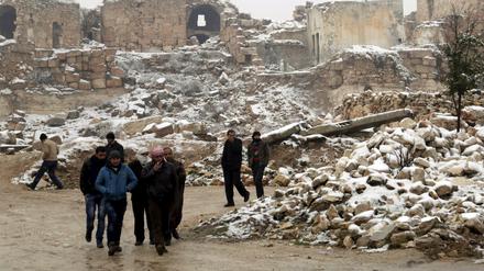 Wie hier in Maaret al Numan leiden viele Menschen in den meist zerstörten Städten und Dörfern Syriens.