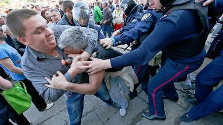 Auch am Samstag kam es zu gewalttätigen Auseinandersetzungen vor dem Gewerkschaftshaus in Odessa, das am Vortag in Flammen aufgegangen war.