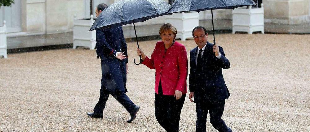 Trübe wie das Wetter war zuletzt das Verhältnis zwischen Deutschland und Frankreich. Angela Merkel und François Hollande suchten in Paris nach Lösungen.