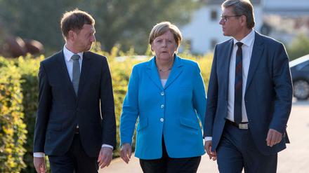 Bundeskanzlerin Angela Merkel (CDU), Michael Kretschmer (CDU, l), Ministerpräsident von Sachsen, und Frank Kupfer, Vorsitzender der CDU-Fraktion im Sächsischen Landtag.