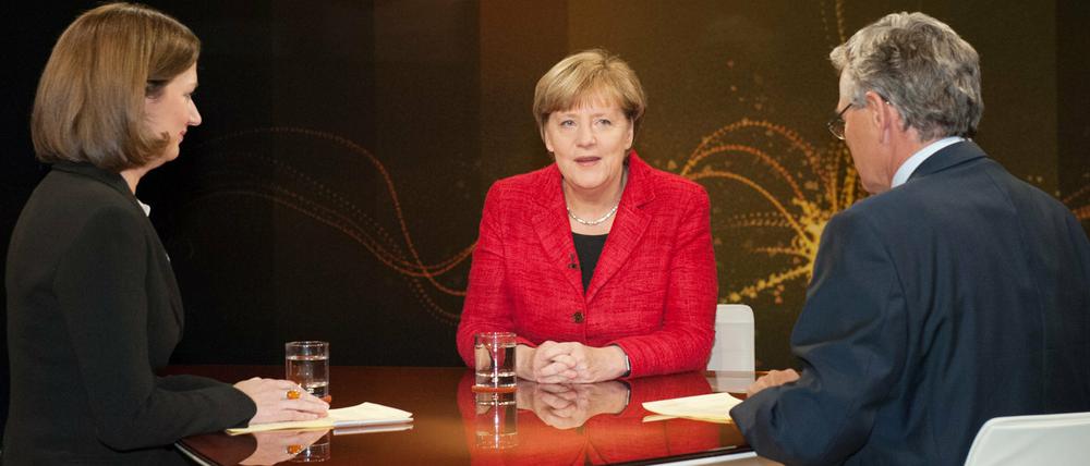 Bundeskanzlerin Angela Merkel stellte sich am Freitagabend im ZDF den Fragen von Bettina Schausten (l.) und Peter Frey.