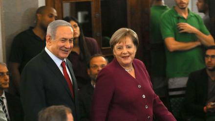 Benjamin Netanjahu, Premierminister von Israel, und Bundeskanzlerin Angela Merkel (CDU) kommen am Donnerstag gemeinsam zu einer Pressekonferenz in Jerusalem.
