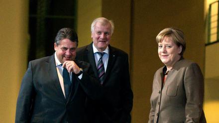 Sigmar Gabriel (SPD, links) verliert an Zustimmung, Angela Merkel (CDU) kommt auf 56 Prozent. Mit Horst Seehofer (CSU) zeigen sich 38 Prozent zufrieden.