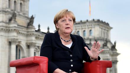 Bundeskanzlerin Angela Merkel (CDU) wird beim Sommerinterview der ARD auf einer Empore des Elisabeth-Lüders-Hauses in Berlin befragt.