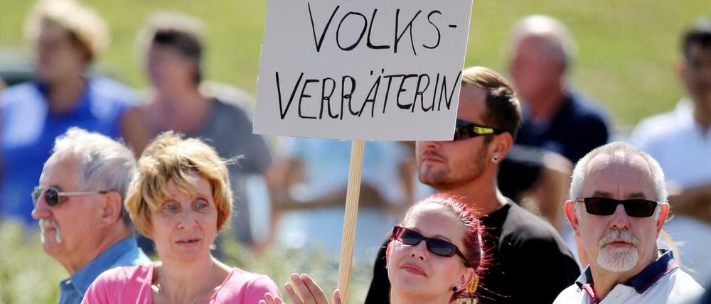 Demonstranten vor einer Flüchtlingsunterkunft im sächsischen Heidenau warten im Sommer 2015 auf "Volksverräterin" Angela Merkel.