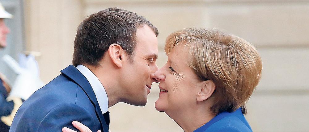 Der französische Präsident Emmanuel Macron empfängt Bundeskanzlerin Angela Merkel im Élysée-Palast.