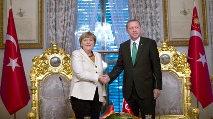 Der türkische Präsident Recep Tayyip Erdogan und Bundeskanzlerin Angela Merkel (CDU) geben sich am 19.10.2015 bei einem Treffen in Istanbul (Türkei) die Hand. 