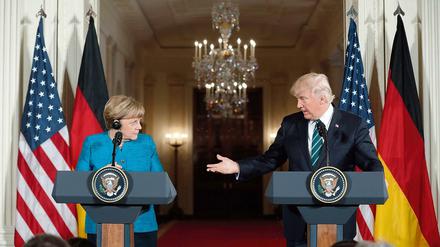 Da versuchen sich zwei zu beeindrucken. Bundeskanzlerin Merkel und US-Präsident Trump. 