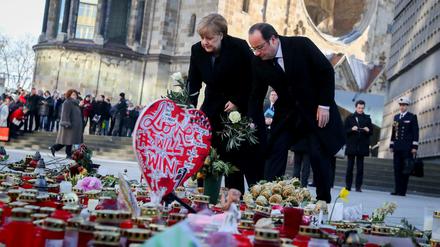 Bundeskanzlerin Angela Merkel (CDU) und der französische Präsident Francois Hollande gedenken am 27.01.2017 in Berlin auf dem Breitscheidplatz vor der Gedächtniskirche den Opfern des Terroranschlags. 