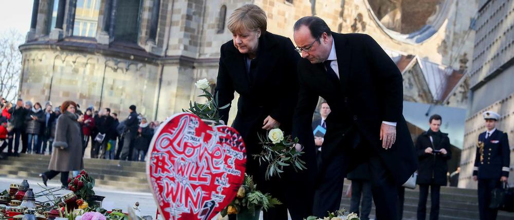 Bundeskanzlerin Angela Merkel (CDU) und der französische Präsident Francois Hollande gedenken am 27.01.2017 in Berlin auf dem Breitscheidplatz vor der Gedächtniskirche den Opfern des Terroranschlags. 