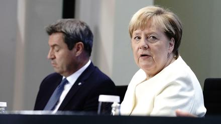Bundeskanzlerin Angela Merkel (CDU) und Markus Söder (CSU), Ministerpräsident von Bayern.