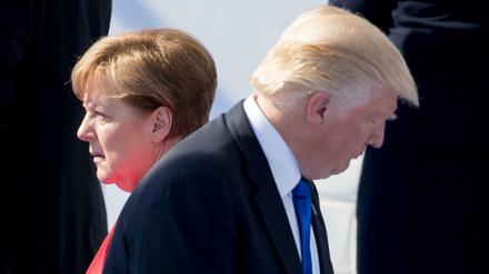 US-Präsident Donald Trump und Bundeskanzlerin Angela Merkel gehen in Brüssel beim Nato-Gipfel aneinander vorbei.