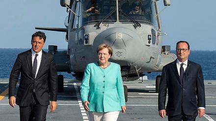 Bundeskanzlerin Angela Merkel (CDU), der italienische Ministerpräsident Matteo Renzi (l) und der französische Präsident Francois Hollande.