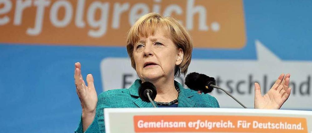 Angela Merkel nahm den Absturz einer Drohne bei ihrem Wahlkampfauftritt in Dresden gelassen.