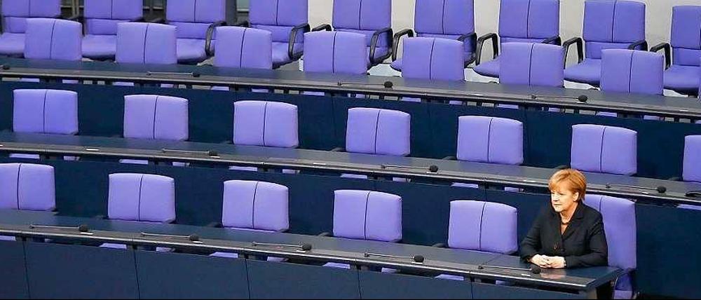 Kanzlerinnendemokratie. Nach der Wahl sitzt Angela Merkel allein auf der Regierungsbank, ein einsamer Moment zum Genießen. Die Kabinettsmitglieder durften erst dazu, nachdem sie ernannt und vereidigt worden waren. 
