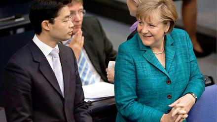 Merkel und ihr Neuer. Philipp Rösler durfte die Regierungserklärung von Bundeskanzlerin Angela Merkel vor dem G-8-Gipfel von einem neuen Platz aus verfolgen: direkt neben ihr als Vizekanzler.