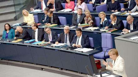 Bundeskanzlerin Angela Merkel (CDU) hält Regierungserklärung im Bundestag.