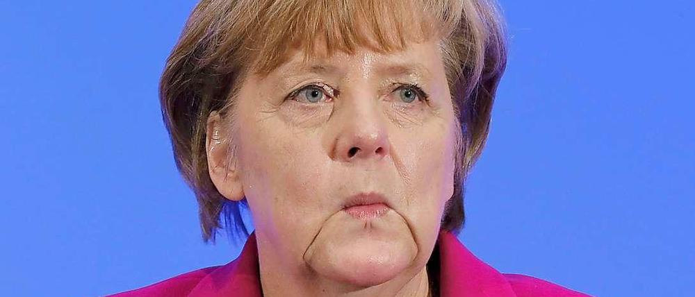 Auf äußerst filigrane Weise geht Bundeskanzlerin Angela Merkel mit der CSU-Forderung um, Zuwanderer sollten auch zu Hause deutsch sprechen.