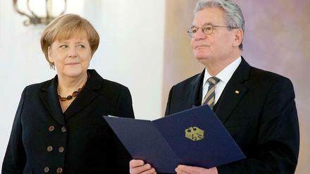 Bundespräsident Joachim Gauck überreicht am Dienstag im Schloss Bellevue in Berlin die Ernennungsurkunde an die wiedergewählte Bundeskanzlerin Angela Merkel (CDU).
