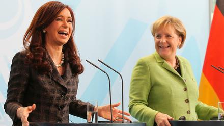 Finale. Nur eine konnte sich nach der Fußball-WM als Siegerin fühlen. Aber dass die Finalisten-Staaten beide von Frauen geführt werden, hat es noch nie gegeben. Das Foto zeigt Argentiniens Präsidentin Cristina Fernandez de Kirchner 2010 beim Staatsbesuch bei Kanzlerin Angela Merkel in Berlin. 