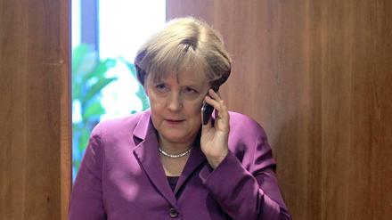 Angela Merkel beim telefonieren